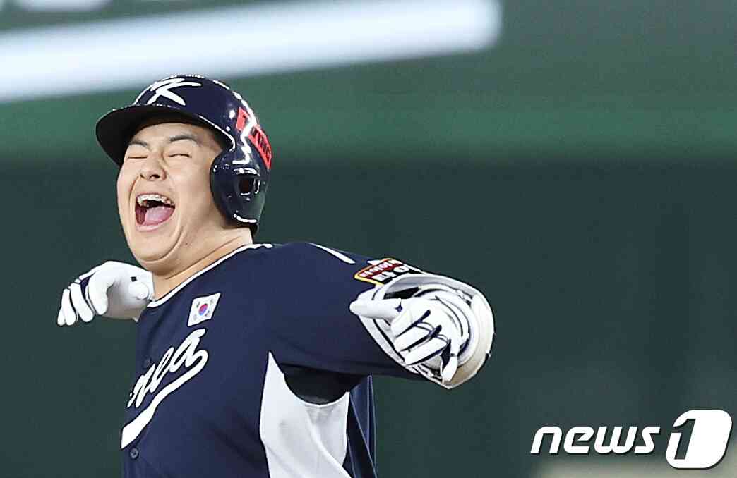 19일 오후 일본 도쿄돔에서 열린 '2023 아시아프로야구챔피언십(APBC)' 결승전 대한민국과 일본의 경기 3회초 1사 1,2루 상황, 대한민국 노시환이 2타점 적시타를 친 후 기뻐하고 있다. 2023.11.19/뉴스1 © News1 이재명 기자