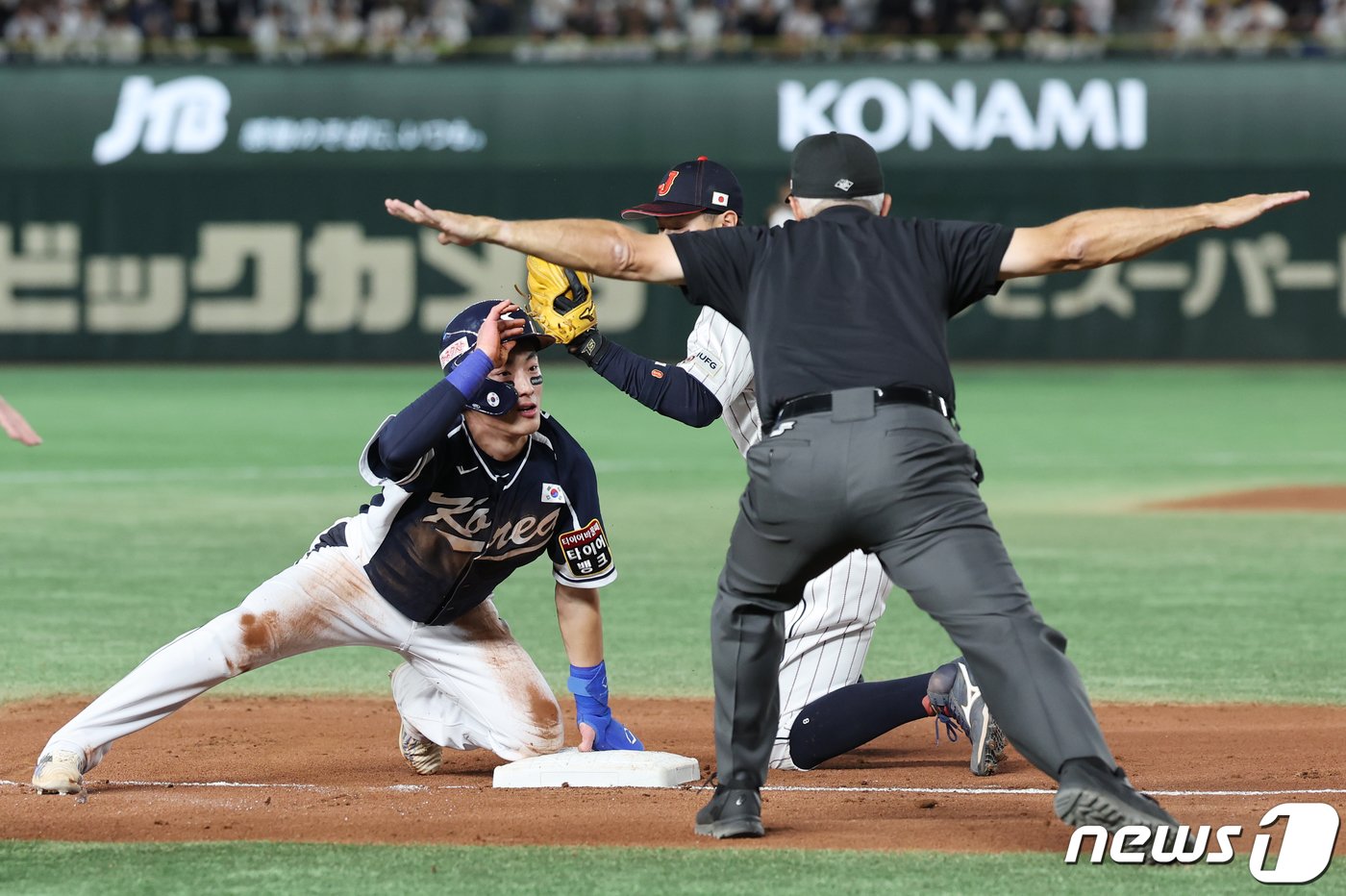 19일 오후 일본 도쿄돔에서 열린 &#39;2023 아시아프로야구챔피언십&#40;APBC&#41;&#39; 결승전 대한민국과 일본의 경기 4회초 2사 1루 상황, 김혜성 타격때 1루주자 최지훈이 3루에 안착하고 있다. 2023.11.19/뉴스1 ⓒ News1 이재명 기자