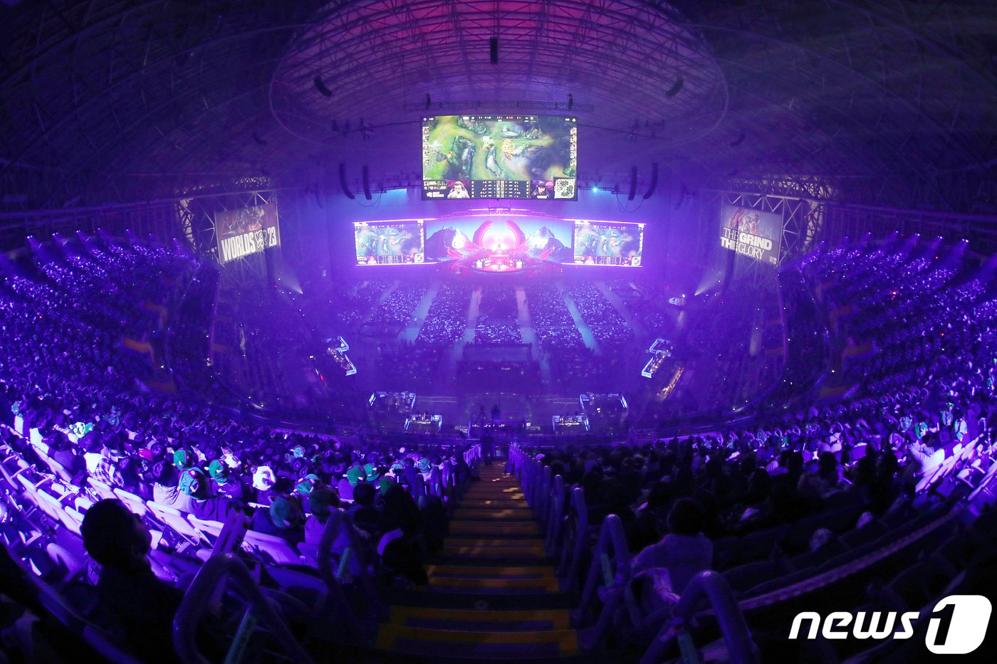 본문 이미지 - 2023리그오브레전드 월드 챔피언쉽 결승전이 열린 19일 서울 구로구 고척스카이돔에서 한국선수단 T1 과 중국선수단 웨이보 게이밍 선수들이 경기를 펼치고 있다. 2023.11.19/뉴스1 ⓒ News1 사진공동취재단