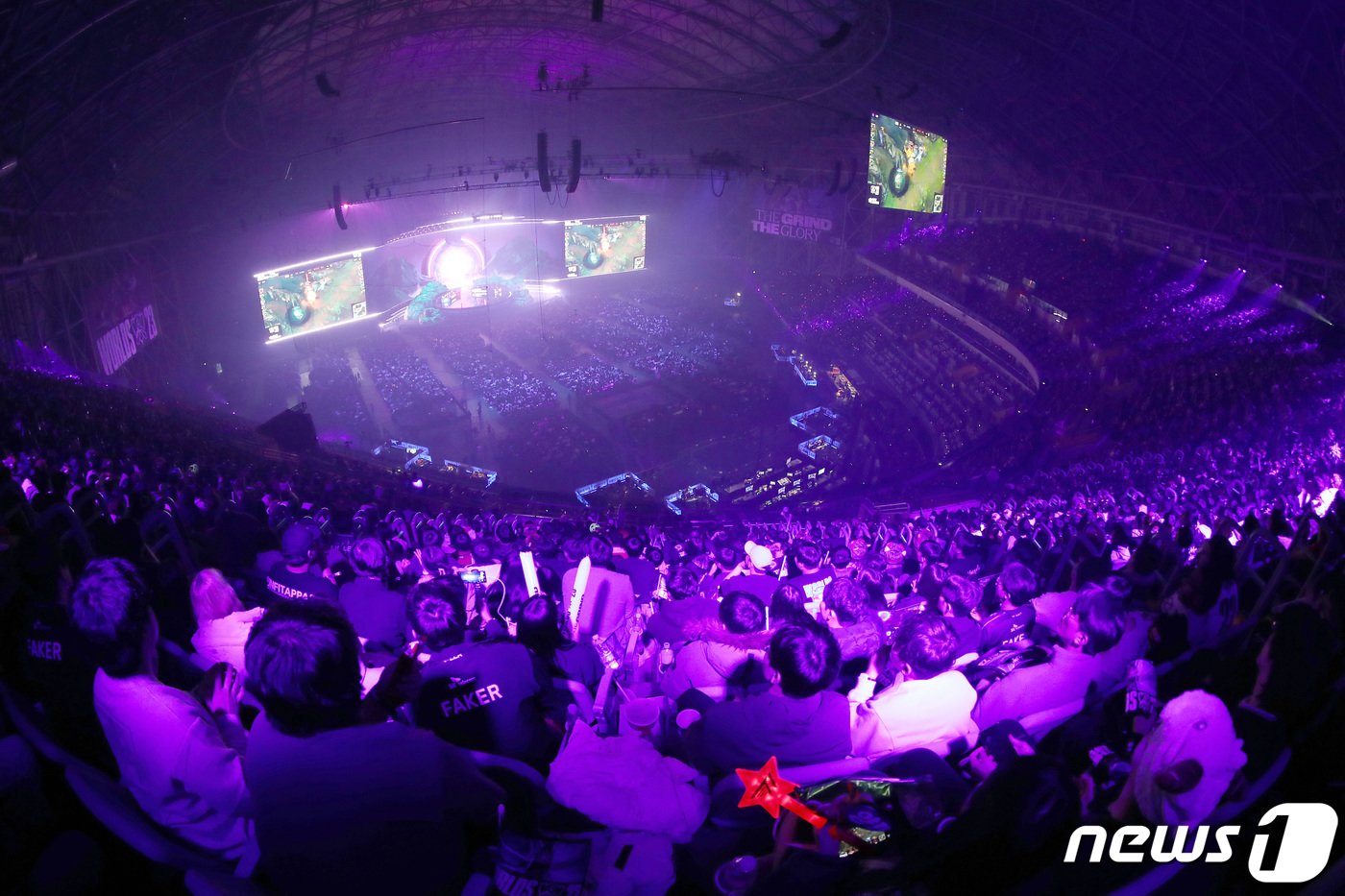 본문 이미지 - 2023리그오브레전드 월드 챔피언쉽 결승전이 열린 19일 서울 구로구 고척스카이돔에서 한국선수단 T1 과 중국선수단 웨이보 게이밍 선수들이 경기를 펼치고 있다. 2023.11.19/뉴스1 ⓒ News1 사진공동취재단