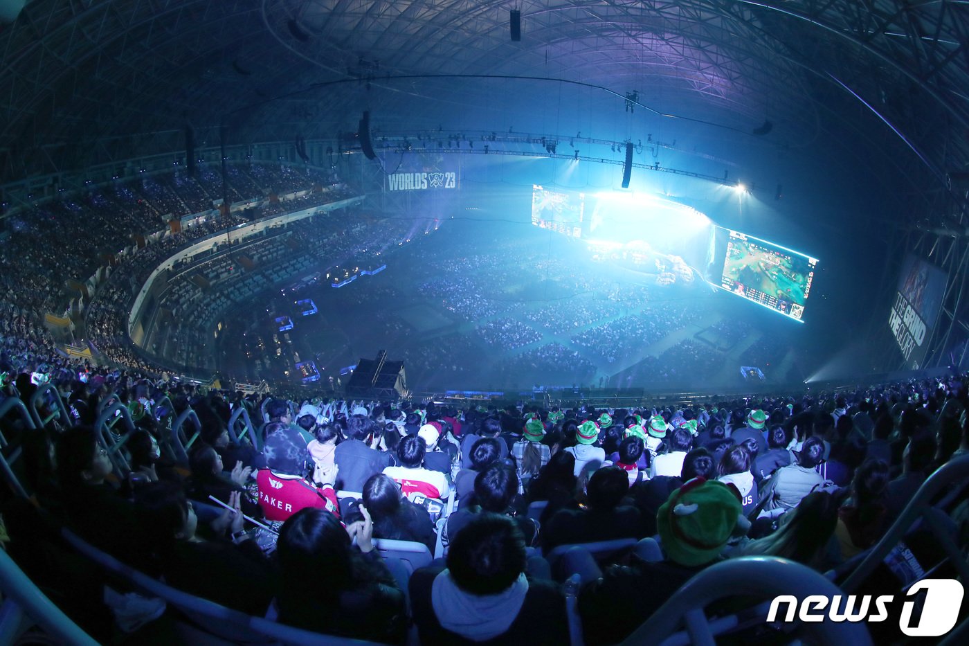 본문 이미지 - 2023리그오브레전드 월드 챔피언쉽 결승전이 열린 19일 서울 구로구 고척스카이돔에서 한국선수단 T1 과 중국선수단 웨이보 게이밍 선수들이 경기를 펼치고 있다. 2023.11.19/뉴스1 ⓒ News1 사진공동취재단