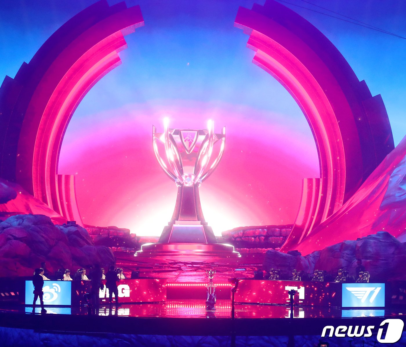 본문 이미지 - 2023리그오브레전드 월드 챔피언쉽 결승전이 열린 19일 서울 구로구 고척스카이돔에서 한국선수단 T1 과 중국선수단 웨이보 게이밍 선수들이 경기를 펼치고 있다. 2023.11.19/뉴스1 ⓒ News1 사진공동취재단