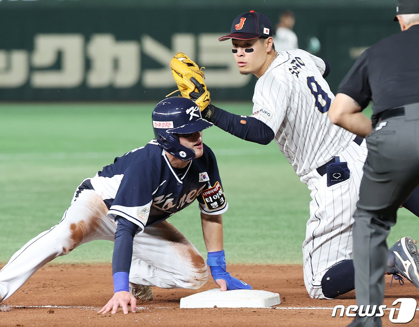 19일 오후 일본 도쿄돔에서 열린 &#39;2023 아시아프로야구챔피언십&#40;APBC&#41;&#39; 결승전 대한민국과 일본의 경기 4회초 2사 1루 상황, 김혜성 타격때 1루주자 최지훈이 3루에 안착하고 있다. 2023.11.19/뉴스1 ⓒ News1 이재명 기자