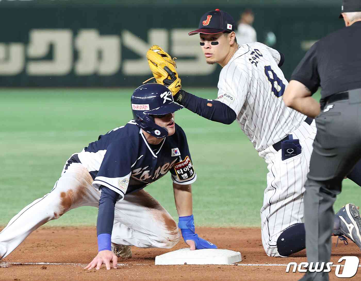 19일 오후 일본 도쿄돔에서 열린 '2023 아시아프로야구챔피언십(APBC)' 결승전 대한민국과 일본의 경기 4회초 2사 1루 상황, 김혜성 타격때 1루주자 최지훈이 3루에 안착하고 있다. 2023.11.19/뉴스1 © News1 이재명 기자