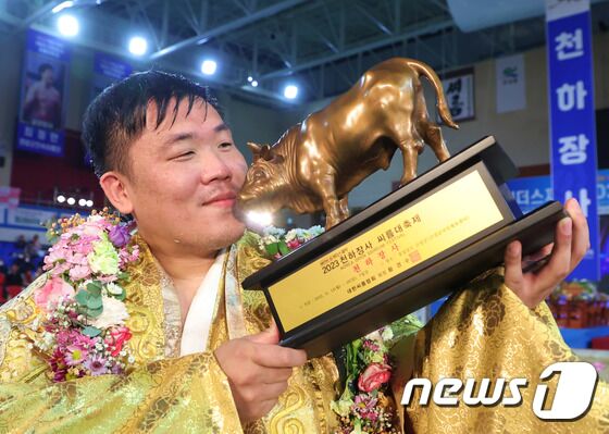 김진, 천하장사 트로피에 입맞춤