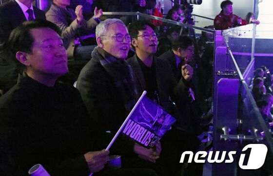 롤드컵 결승 응원하는 유인촌 장관