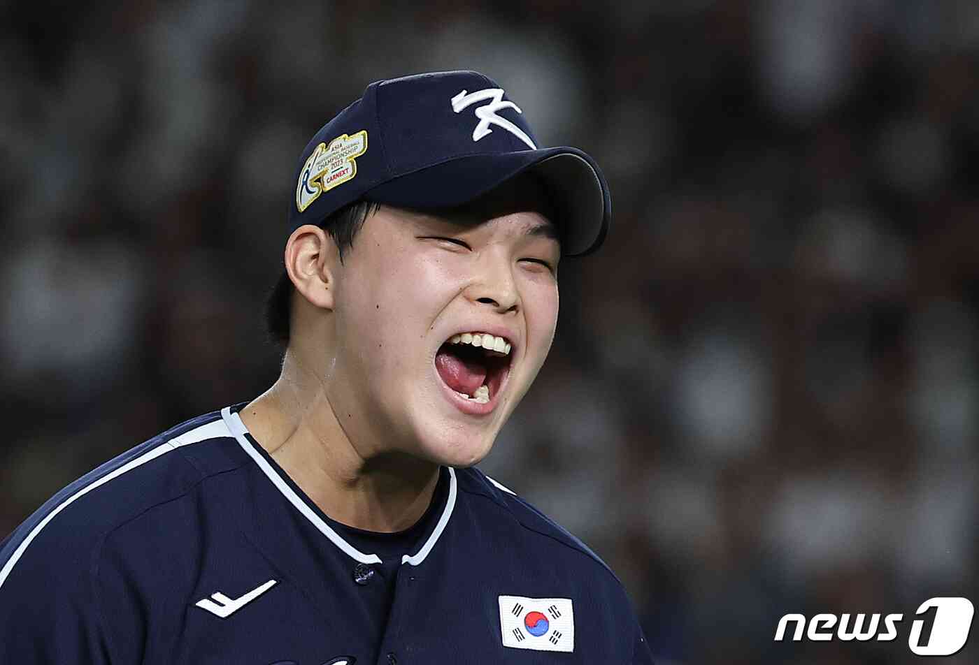 19일 오후 일본 도쿄돔에서 열린 '2023 아시아프로야구챔피언십(APBC)' 결승전 대한민국과 일본의 경기 8회말 2사 만루 상황을 넘긴 대한민국 최지민이 더그아웃으로 향하며 기뻐하고 있다. 2023.11.19/뉴스1 © News1 이재명 기자