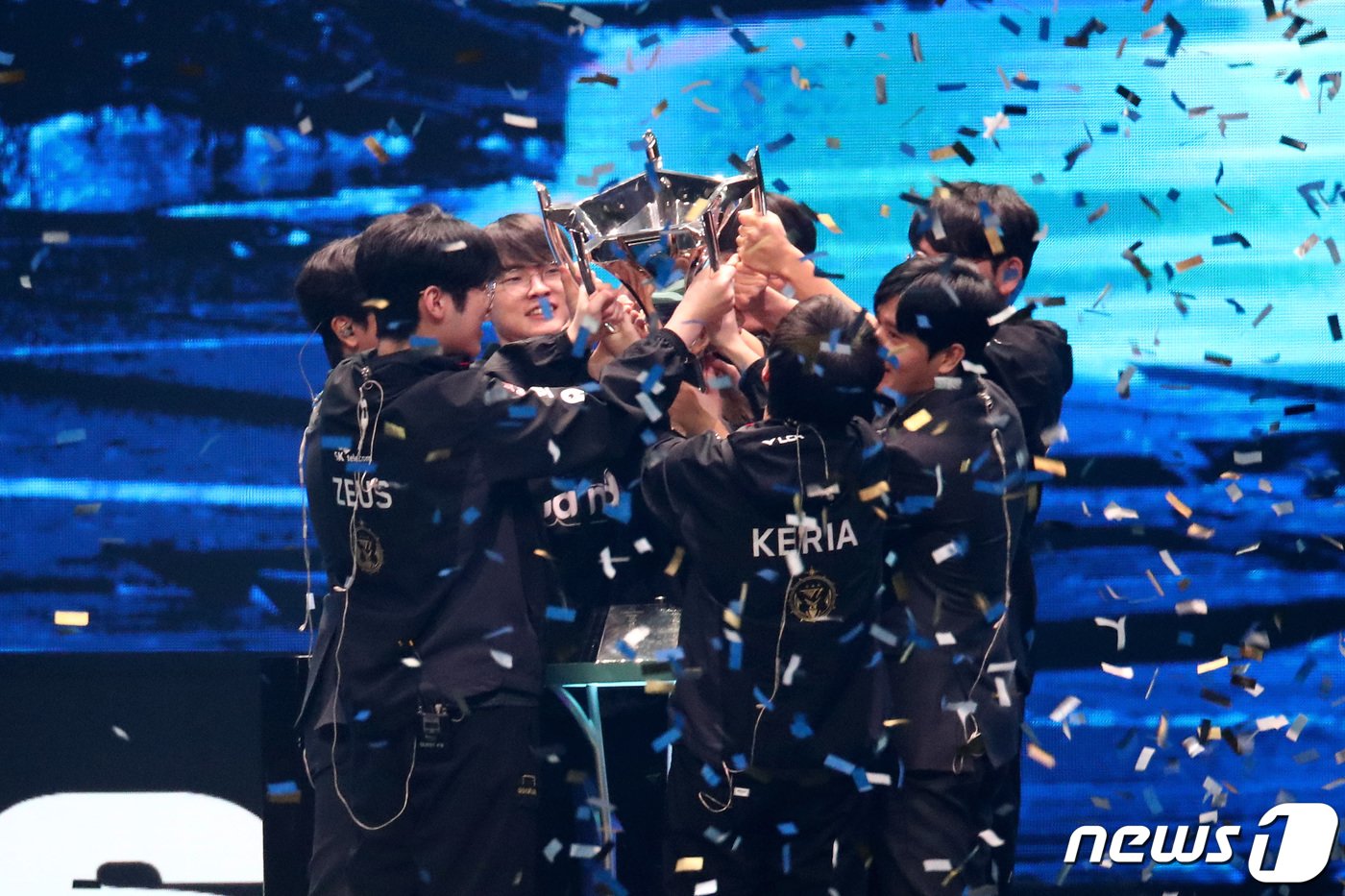 본문 이미지 - 2023리그오브레전드 월드 챔피언쉽 결승전이 열린 19일 서울 구로구 고척스카이돔에서 한국선수단 T1 과 중국선수단 웨이보 게이밍 선수와의 경기에서 한국선수단 T1이 우승을 차지해 우승 트로피를 들고 세레머니를 하고 있다. 2023.11.19/뉴스1 ⓒ News1 사진공동취재단