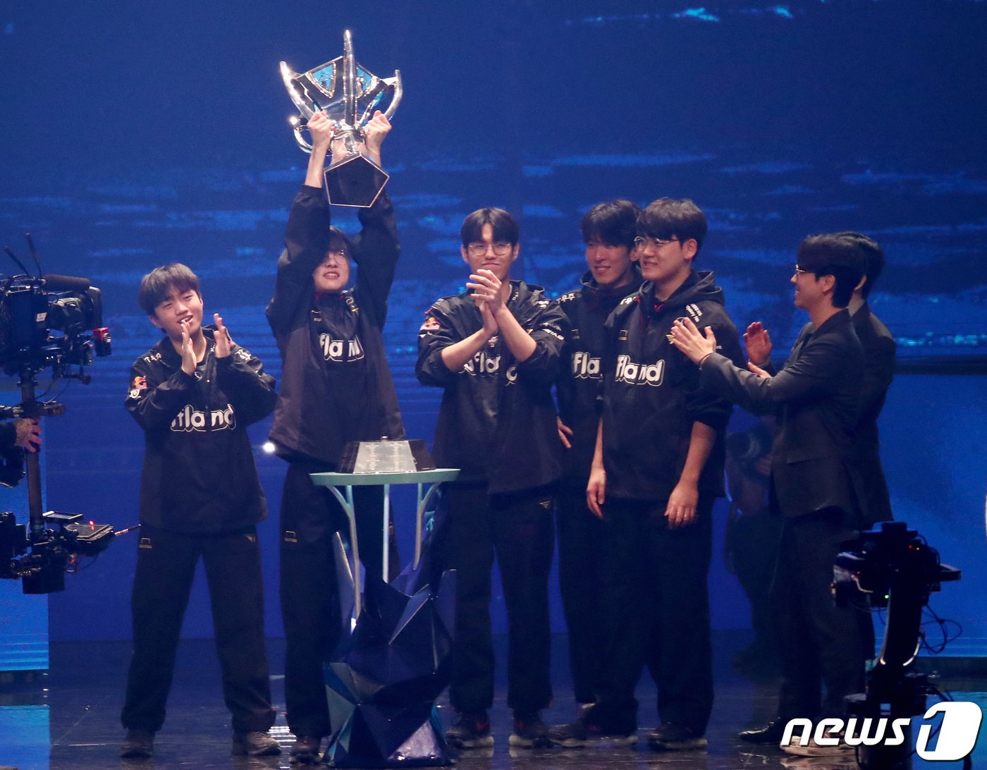 본문 이미지 - 2023리그오브레전드 월드 챔피언쉽 결승전이 열린 19일 서울 구로구 고척스카이돔에서 한국선수단 T1 과 중국선수단 웨이보 게이밍 선수와의 경기에서 한국선수단 T1이 우승을 차지해 우승 트로피를 들고 세레머니를 하고 있다. 2023.11.19/뉴스1 ⓒ News1 사진공동취재단