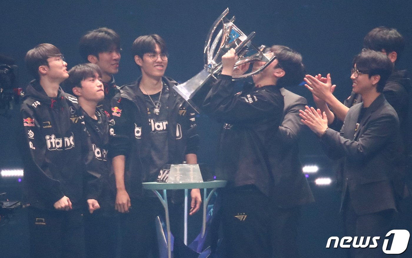 본문 이미지 - 2023리그오브레전드 월드 챔피언쉽 결승전이 열린 19일 서울 구로구 고척스카이돔에서 한국선수단 T1 과 중국선수단 웨이보 게이밍 선수와의 경기에서 한국선수단 T1이 우승을 차지해 우승 트로피를 들고 있다. 2023.11.19/뉴스1 ⓒ News1 사진공동취재단