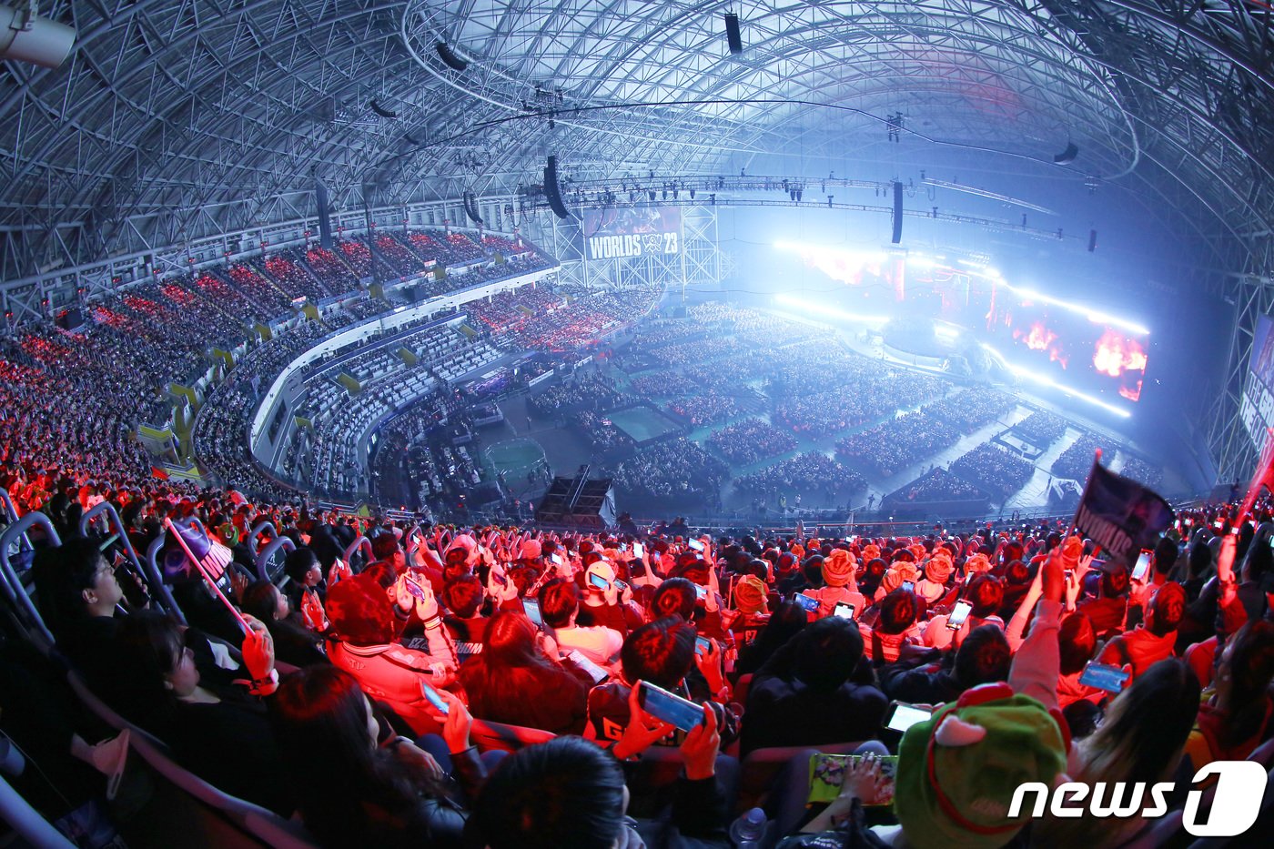 본문 이미지 - 2023리그오브레전드 월드 챔피언쉽 결승전이 열린 19일 서울 구로구 고척스카이돔에서 한국선수단 T1 과 중국선수단 웨이보 게이밍 선수와의 경기를 치르고 있다. 2023.11.19/뉴스1 ⓒ News1 사진공동취재단