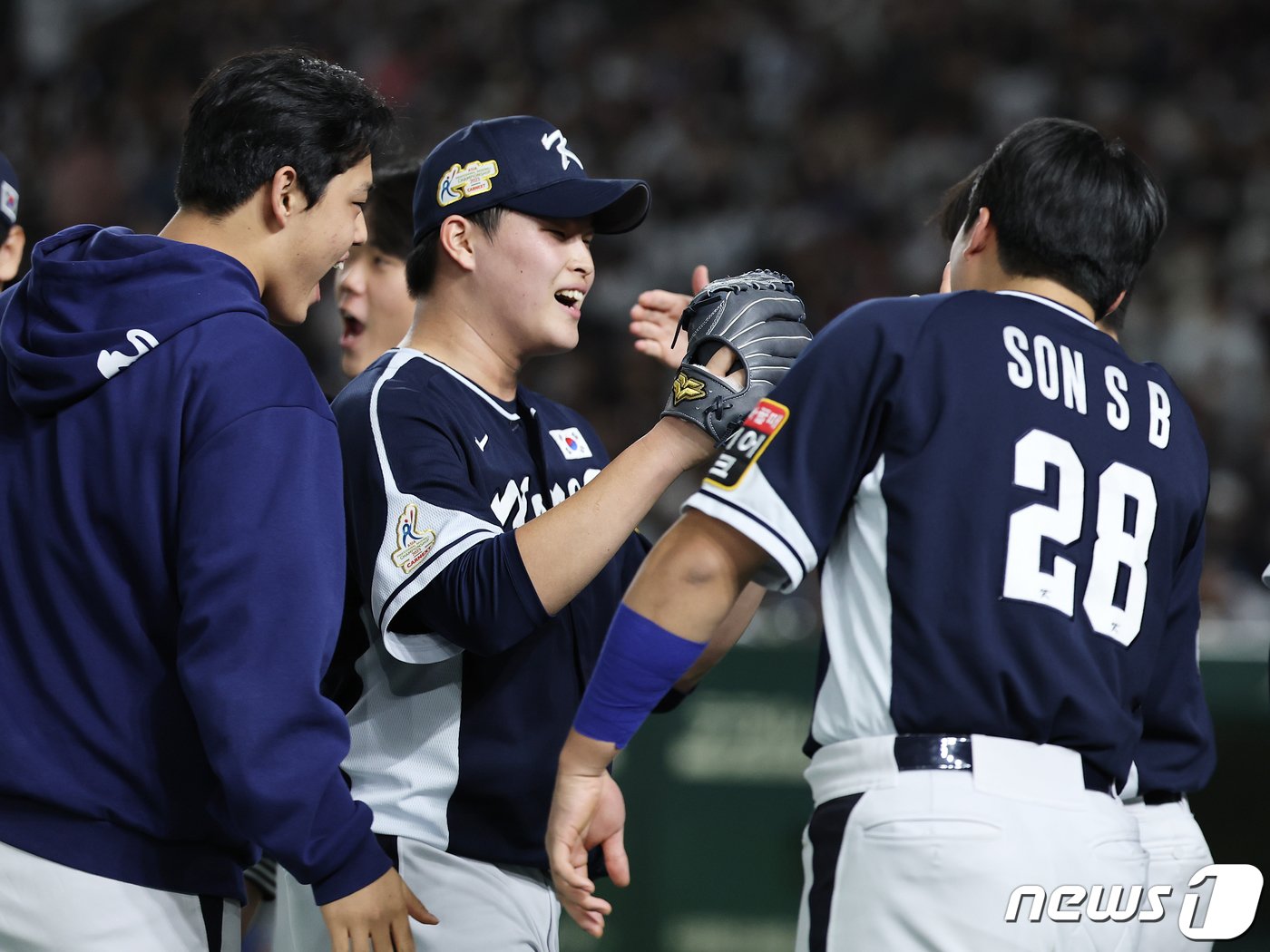 19일 오후 일본 도쿄돔에서 열린 &#39;2023 아시아프로야구챔피언십&#40;APBC&#41;&#39; 결승전 대한민국과 일본의 경기에서 9회말 이닝을 마친 대한민국 최지민이 더그아웃으로 향하고 있다. 2023.11.19/뉴스1 ⓒ News1 이재명 기자