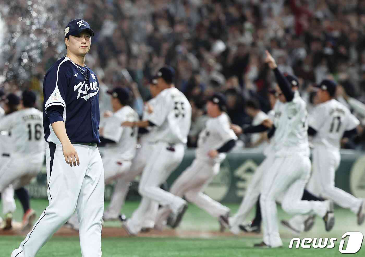 19일 오후 일본 도쿄돔에서 열린 '2023 아시아프로야구챔피언십(APBC)' 결승전 대한민국과 일본의 경기에서 3대4로 패배를 거둔 대한민국 마무리 정해영이 아쉬워하고 있다. 2023.11.19/뉴스1 © News1 이재명 기자