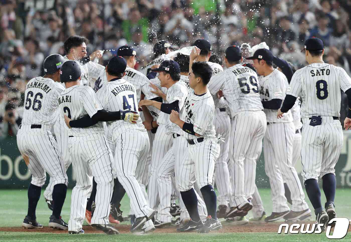 19일 오후 일본 도쿄돔에서 열린 '2023 아시아프로야구챔피언십(APBC)' 결승전 대한민국과 일본의 경기를 4대3으로 승리한 일본 선수들이 기뻐하고 있다. 2023.11.19/뉴스1 © News1 이재명 기자