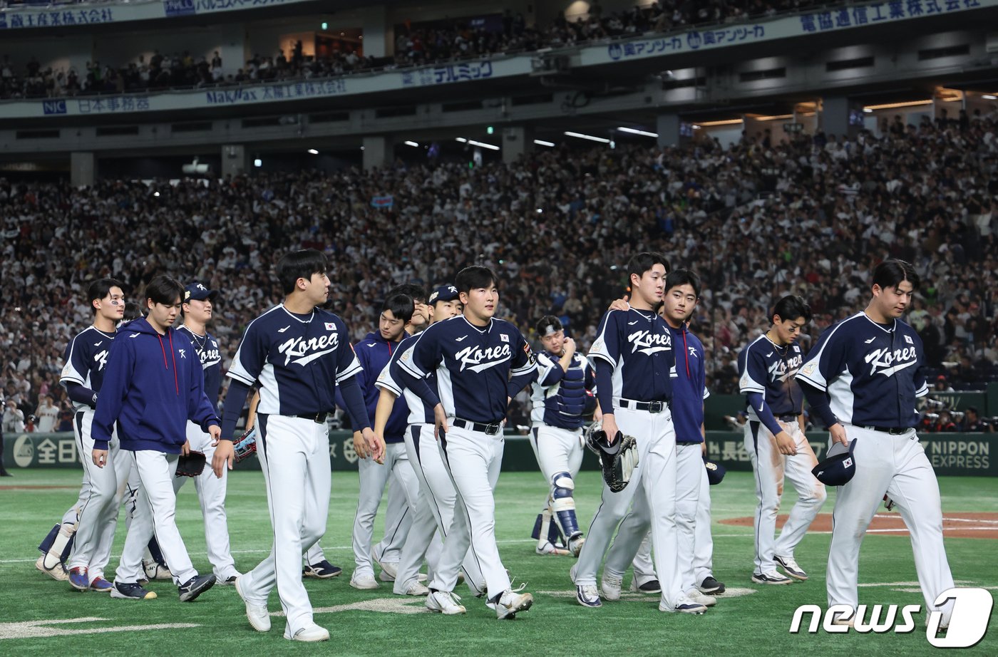 19일 오후 일본 도쿄돔에서 열린 &#39;2023 아시아프로야구챔피언십&#40;APBC&#41;&#39; 결승전 대한민국과 일본의 경기를 3대4로 패배한 대한민국 선수들이 그라운드를 나서고 있다. 2023.11.19/뉴스1 ⓒ News1 이재명 기자