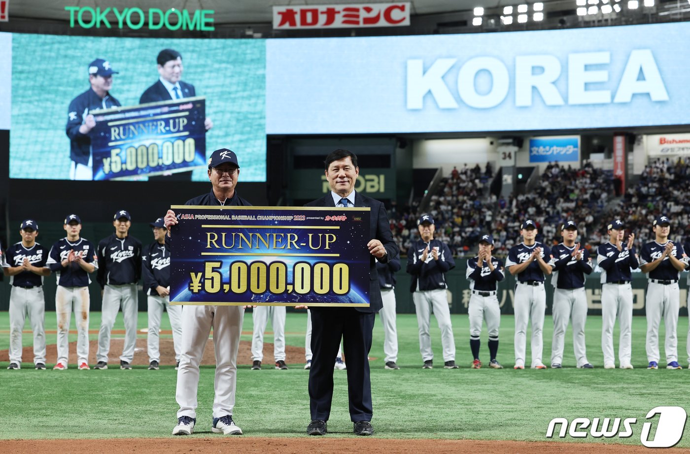 허구연 한국야구위원회 총재&#40;오른쪽&#41;과 류중일 야구대표팀 감독이 19일 오후 일본 도쿄돔에서 열린 &#39;2023 아시아프로야구챔피언십&#40;APBC&#41;&#39; 시상식에서 기념 촬영을 하고 있다. 대한민국은 APBC 결승전에서 일본에 3대4로 패배해 준우승을 차지했다. 2023.11.19/뉴스1 ⓒ News1 이재명 기자