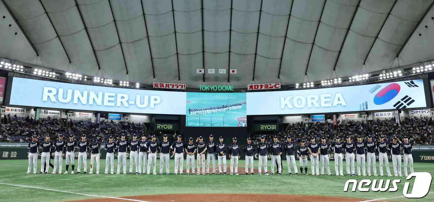 19일 오후 일본 도쿄돔에서 열린 '2023 아시아프로야구챔피언십(APBC)' 시상식에서 준우승을 차지한 대한민국 야구대표팀 선수들이 도열해 있다. 2023.11.19/뉴스1 © News1 이재명 기자