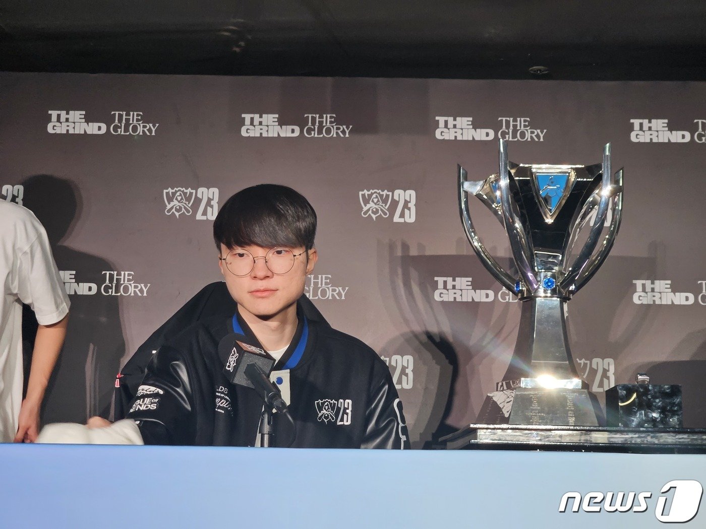 본문 이미지 - 리그오브레전드(LoL·롤) 월드 챔피언십(월즈·롤드컵) 경기를 마친 후 인터뷰를 준비하고 있는 페이커(이상혁·27). 2023.11.19/뉴스1 ⓒ News1 박소은 기자