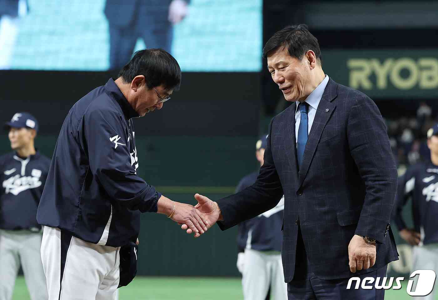 허구연 한국야구위원회 총재(오른쪽)와 류중일 야구대표팀 감독이 19일 오후 일본 도쿄돔에서 열린 '2023 아시아프로야구챔피언십(APBC)' 시상식에서 악수를 하고 있다. 2023.11.19/뉴스1 © News1 이재명 기자