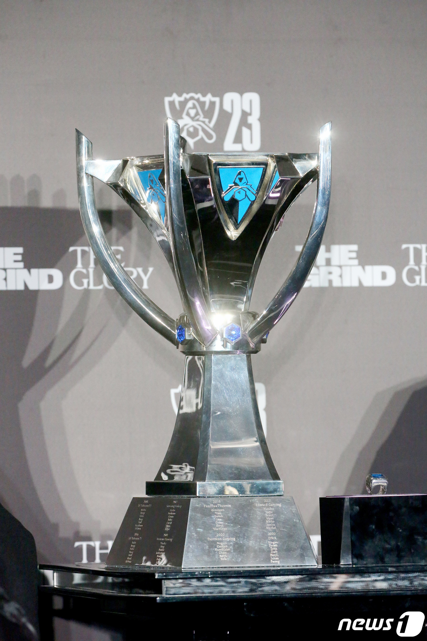 (서울=뉴스1) 사진공동취재단 = 19일 서울 구로구 고척스카이돔에서 열린 2023리그오브레전드 월드 챔피언쉽 결승전에서 한국선수단 T1이 우승을 차지했다. 사진은 우승한 한국선수 …