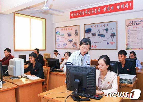 '원격 교육' 활용해 과학지식 학습하는 북한 노동자들