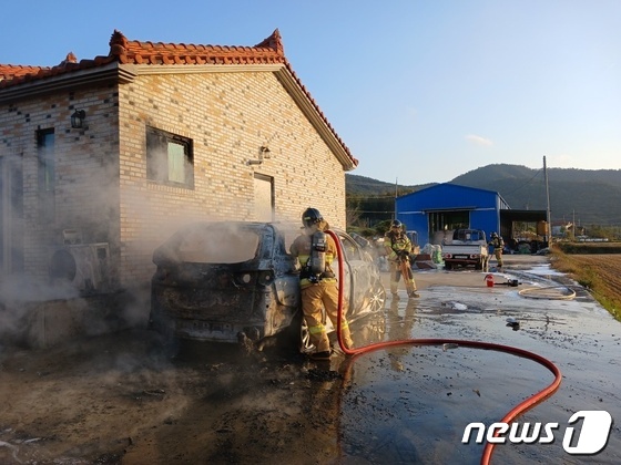 아내와 다투다가 집 마당에 주차된 차량 2대 불지른 40대 체포 뉴스1