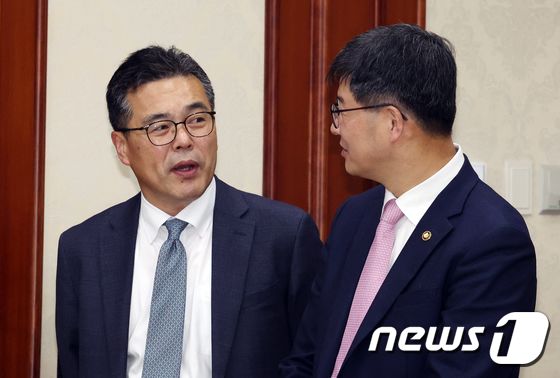 대화하는 이기일 차관과 김성욱 대변인 