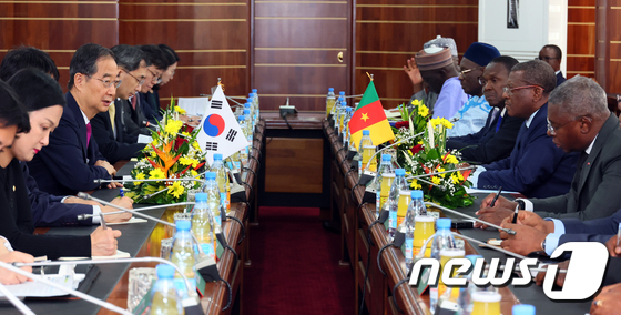한·카메룬 총리 회담하는 한덕수 총리