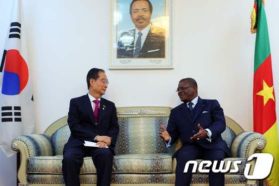 카메룬 총리와 대화하는 한덕수 총리