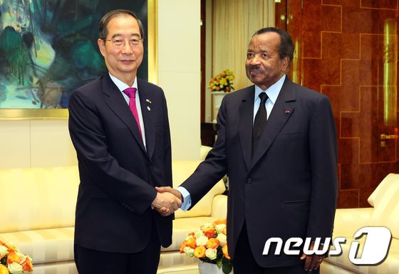 카메룬 대통령과 인사하는 한덕수 총리 