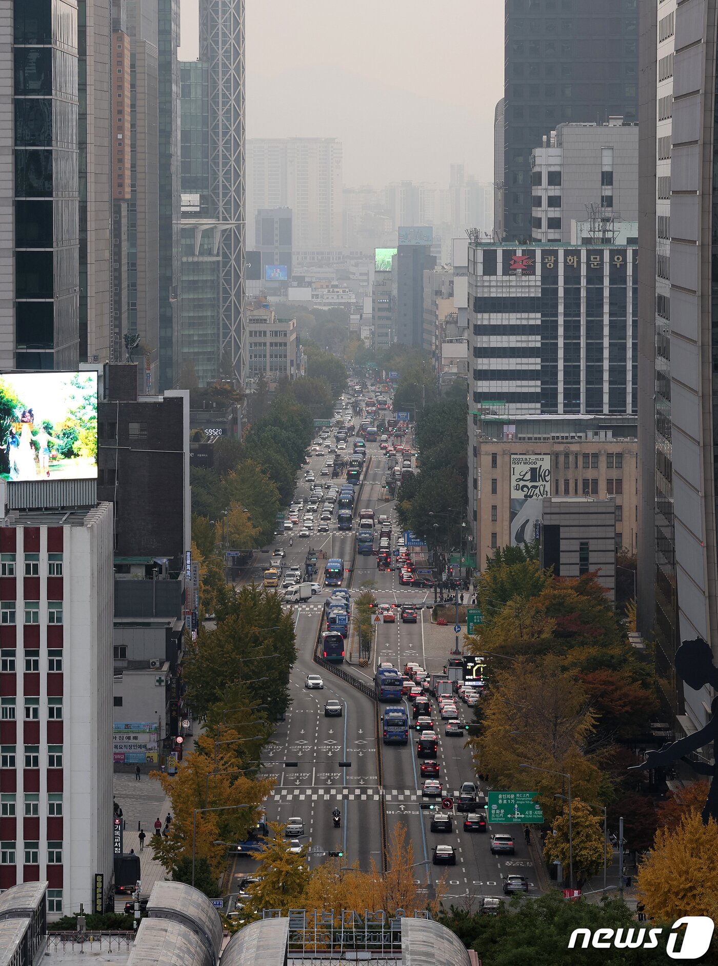 본문 이미지 - 기상청이 대기 정체와 중국발 스모그 유입으로 수도권 미세먼지 농도가 다소 높을 것으로 예상한 2일 오전 서울 도심이 뿌옇게 보이고 있다. 2023.11.2/뉴스1 ⓒ News1 김진환 기자