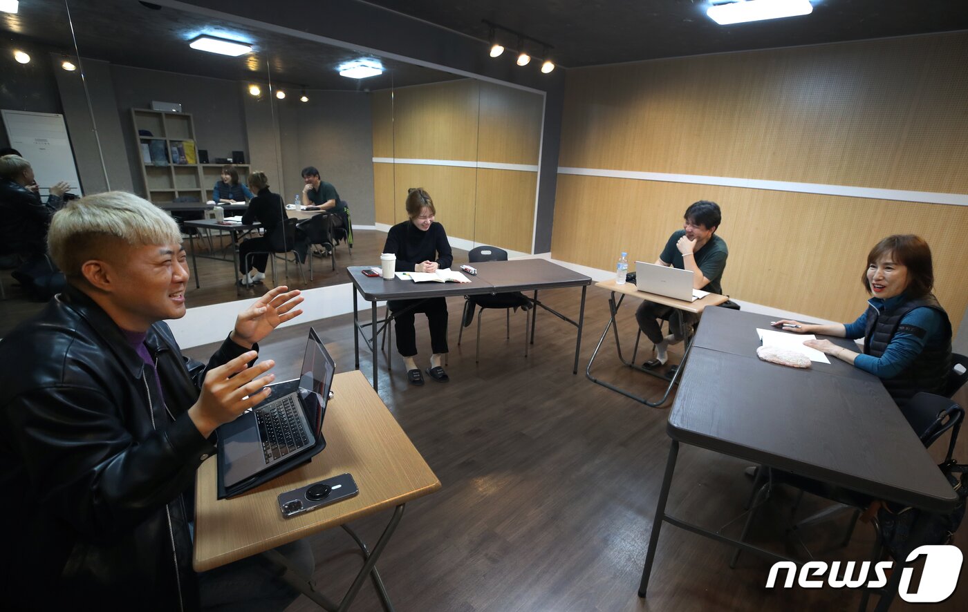 본문 이미지 - 조영규 예술단체 더봄 대표가 2일 서울 성북구 동소문동로 인근 연습실에서 출연 배우들이 자신이 연출을 맡은 연극 '태어나지 않는 것이 낫다' 대본 연습을 하고 있다. 2023.11.2/뉴스1 ⓒ News1 권현진 기자