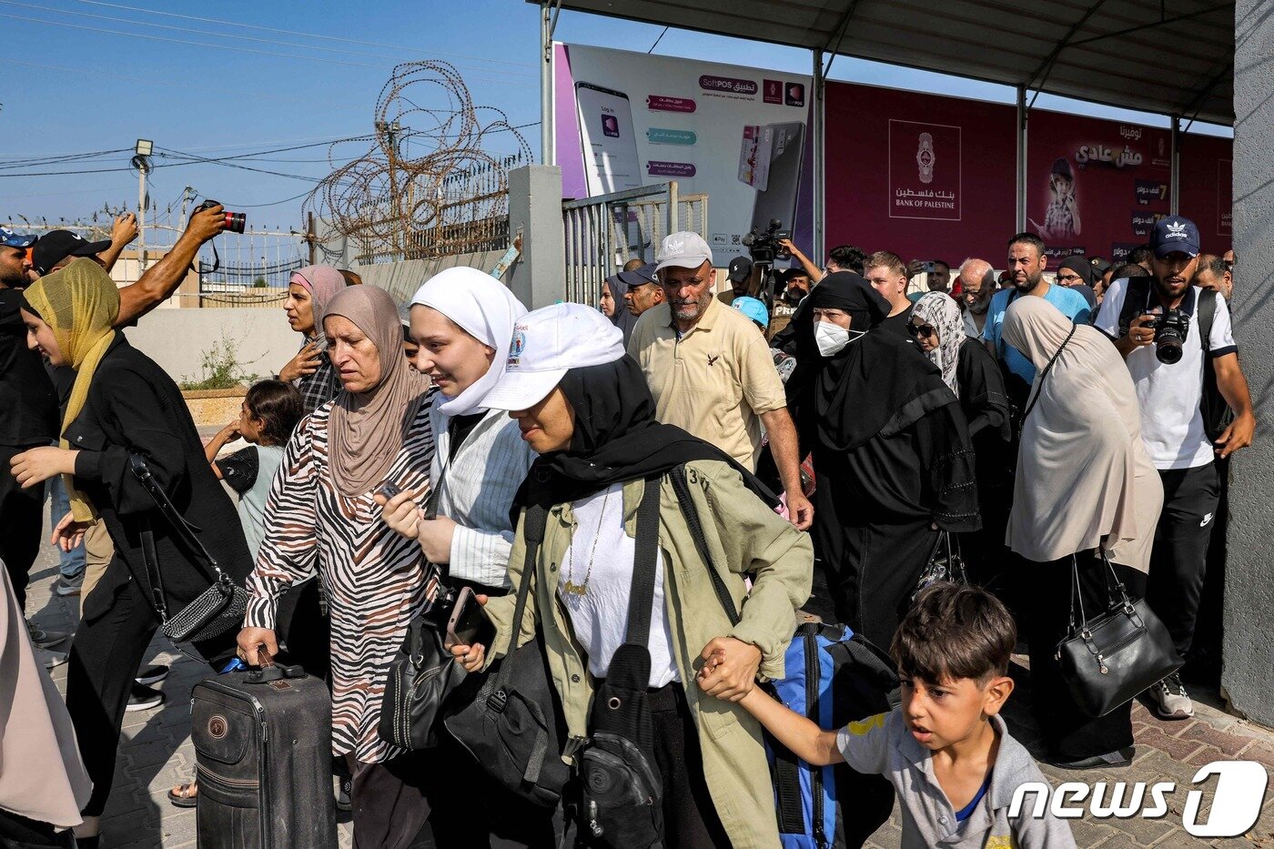 본문 이미지 - 검문소가 열리자 팔레스타인 사람들이 환호하고 있다. ⓒ AFP=뉴스1 ⓒ News1 박형기 기자