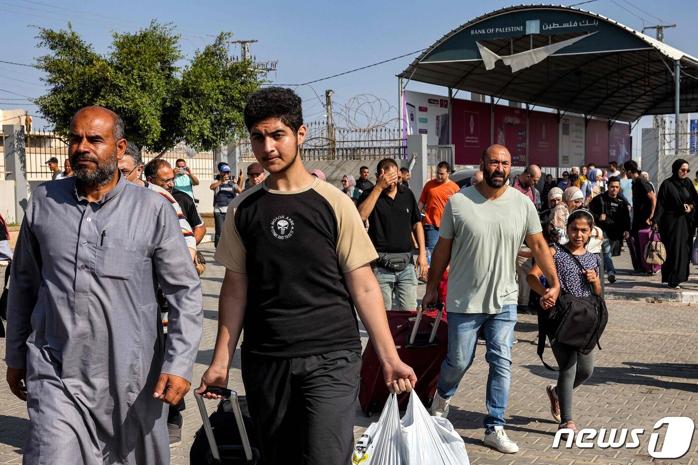 본문 이미지 - 가족들끼리 삼삼오오 라파 검문소를 향하고 있는 모습. ⓒ AFP=뉴스1 ⓒ News1 박형기 기자