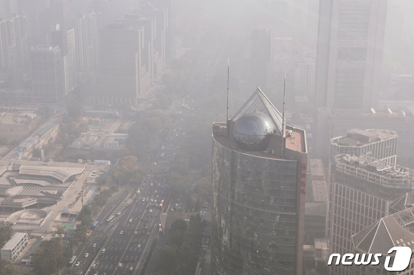 본문 이미지 - 1일 스모그에 휩싸인 베이징의 중앙금융구의 모습. ⓒ 로이터=뉴스1 ⓒ News1 박형기 기자