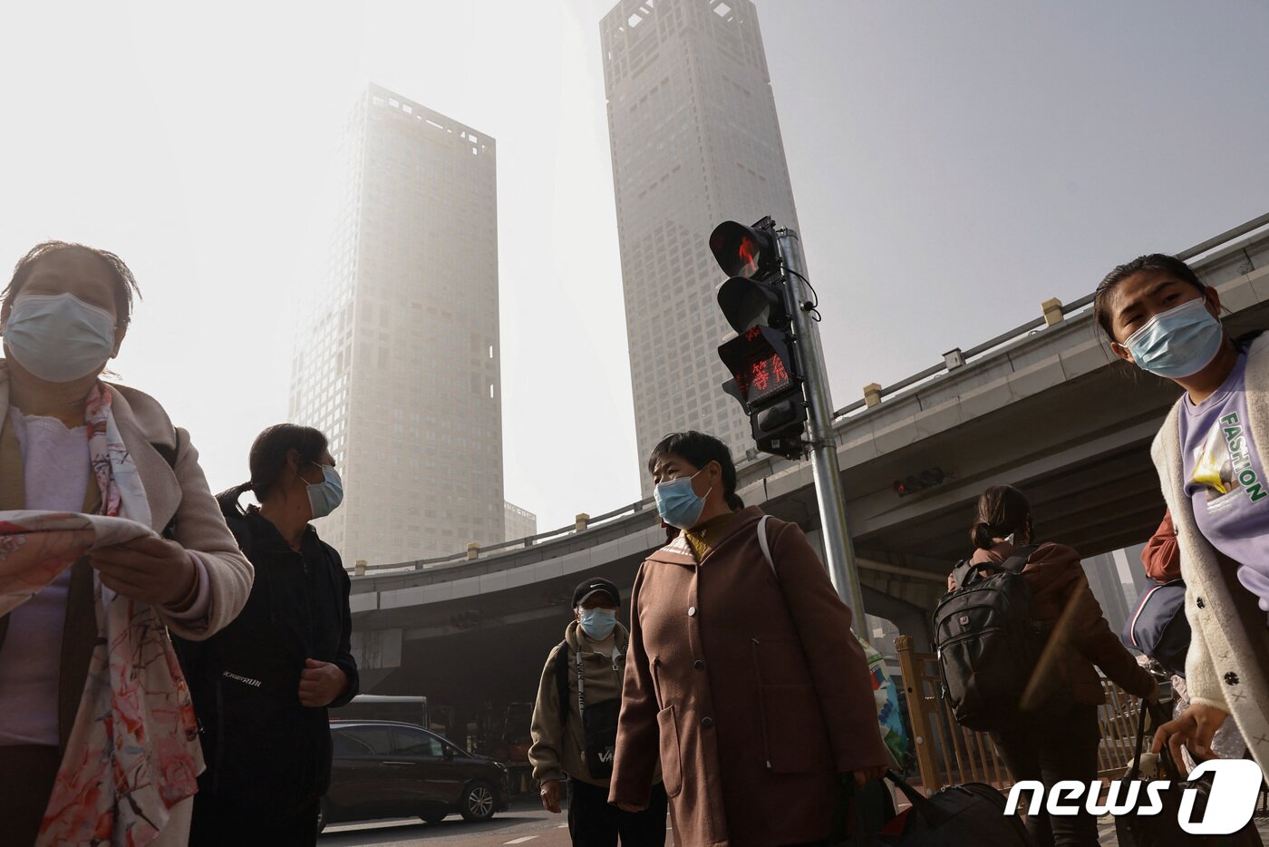 본문 이미지 - 베이징 시민들이 모두 마스크를 착용하고 있다. ⓒ 로이터=뉴스1 ⓒ News1 박형기 기자