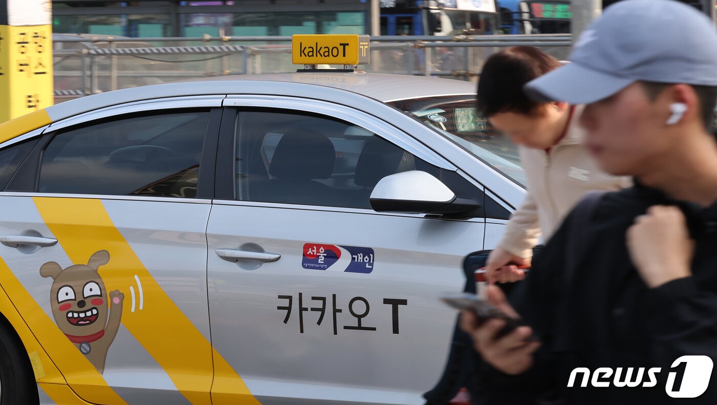 본문 이미지 - 카카오모빌리티는 수년간 논란의 대상이었던 가맹택시 수수료 등 택시 수수료 체계 전면 개편을 위해 택시 기사 의견을 수렴하는 긴급 간담회를 개최한다고 밝혔다. 독점 행위를 정부가 제재해야 한다는 윤석열 대통령의 발언 직후 내린 결정이다. 앞서 지난 1일 윤석열 대통령은 제21차 비상경제민생회의에서 카카오 택시 같은 디지털플렛폼과 은행의 독과점을 &#39;매우 부도덕&#39;하다고 지적했다. 사진은 2일 서울 중구 서울역 택시 승강장에 정차한 카카오 택시. 2023.11.2/뉴스1 ⓒ News1 김진환 기자