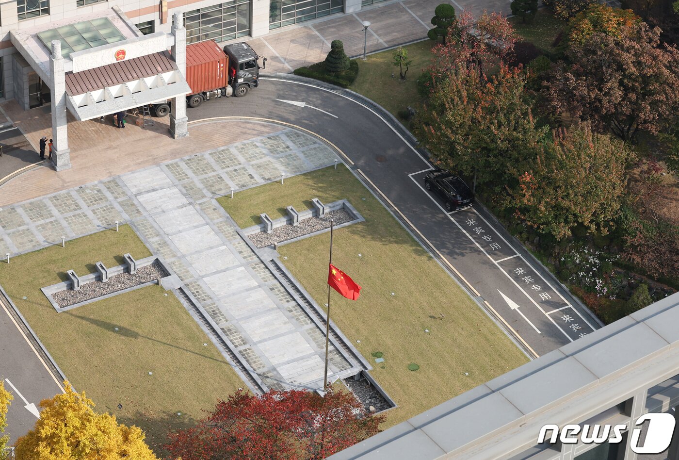 본문 이미지 - 서울 중구 주한 중국대사관에도 리커창 전 총리를 기리는 조기가 게양돼 있다.  2023.11.2/뉴스1 ⓒ News1 김민지 기자