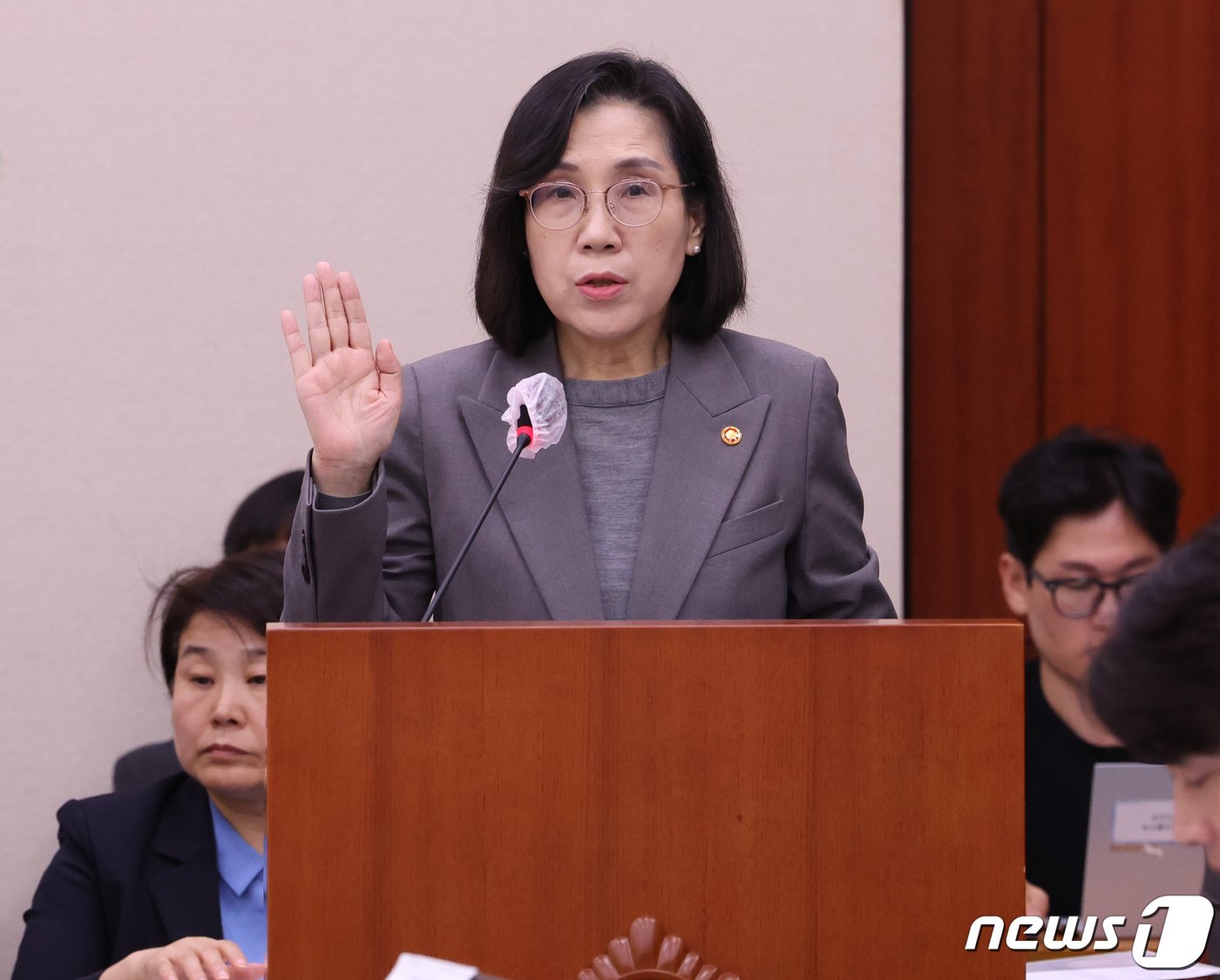 본문 이미지 - 김현숙 여성가족부 장관이 2일 서울 여의도 국회에서 열린 여성가족위원회의 여성가족부에 대한 국정감사에서 선서를 하고 있다. 2023.11.2/뉴스1 ⓒ News1 송원영 기자