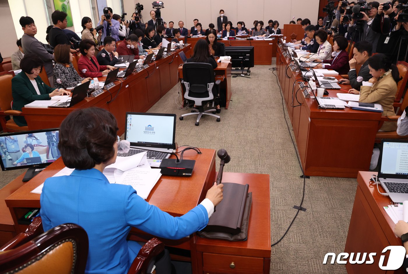 권인숙 국회 여가위 위원장이 2일 서울 여의도 국회에서 열린 여성가족위원회의 여성가족부에 대한 국정감사에서 의사봉을 두드리고 있다. 2023.11.2/뉴스1 ⓒ News1 송원영 기자