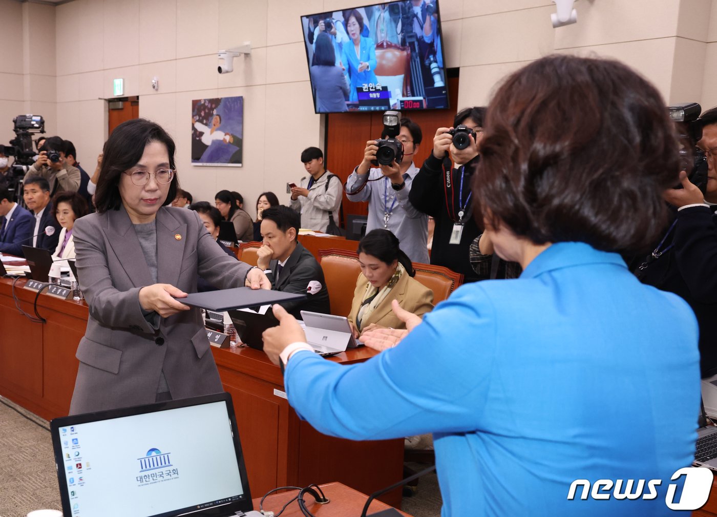 본문 이미지 - 김현숙 여성가족부 장관이 2일 서울 여의도 국회에서 열린 여성가족위원회의 여성가족부에 대한 국정감사에서 권인숙 위원장에게 선서문을 전달 하고 있다. 2023.11.2/뉴스1 ⓒ News1 송원영 기자
