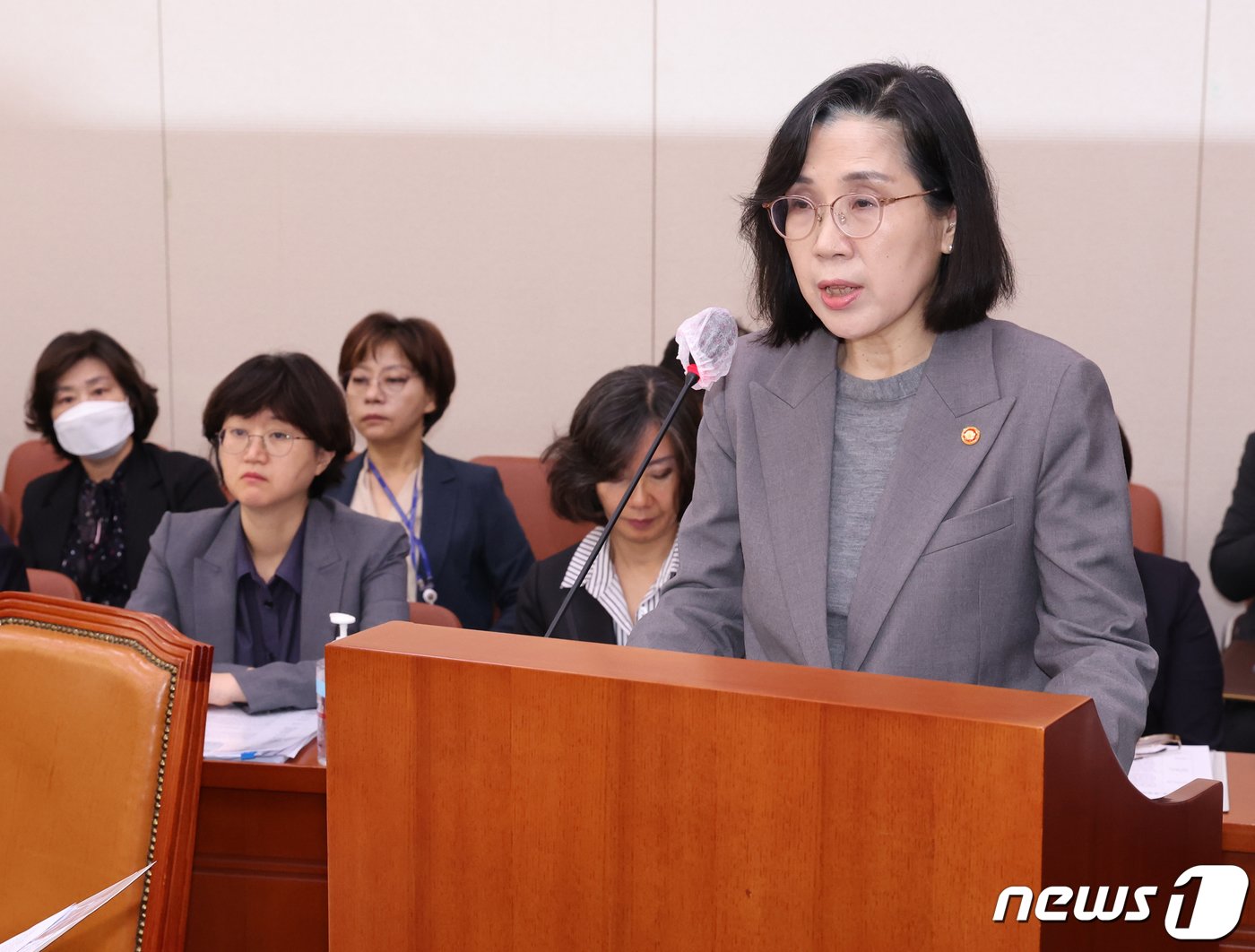 본문 이미지 - 김현숙 여성가족부 장관이 2일 서울 여의도 국회에서 열린 여성가족위원회의 여성가족부에 대한 국정감사에서 업무보고를 하고 있다. 2023.11.2/뉴스1 ⓒ News1 송원영 기자