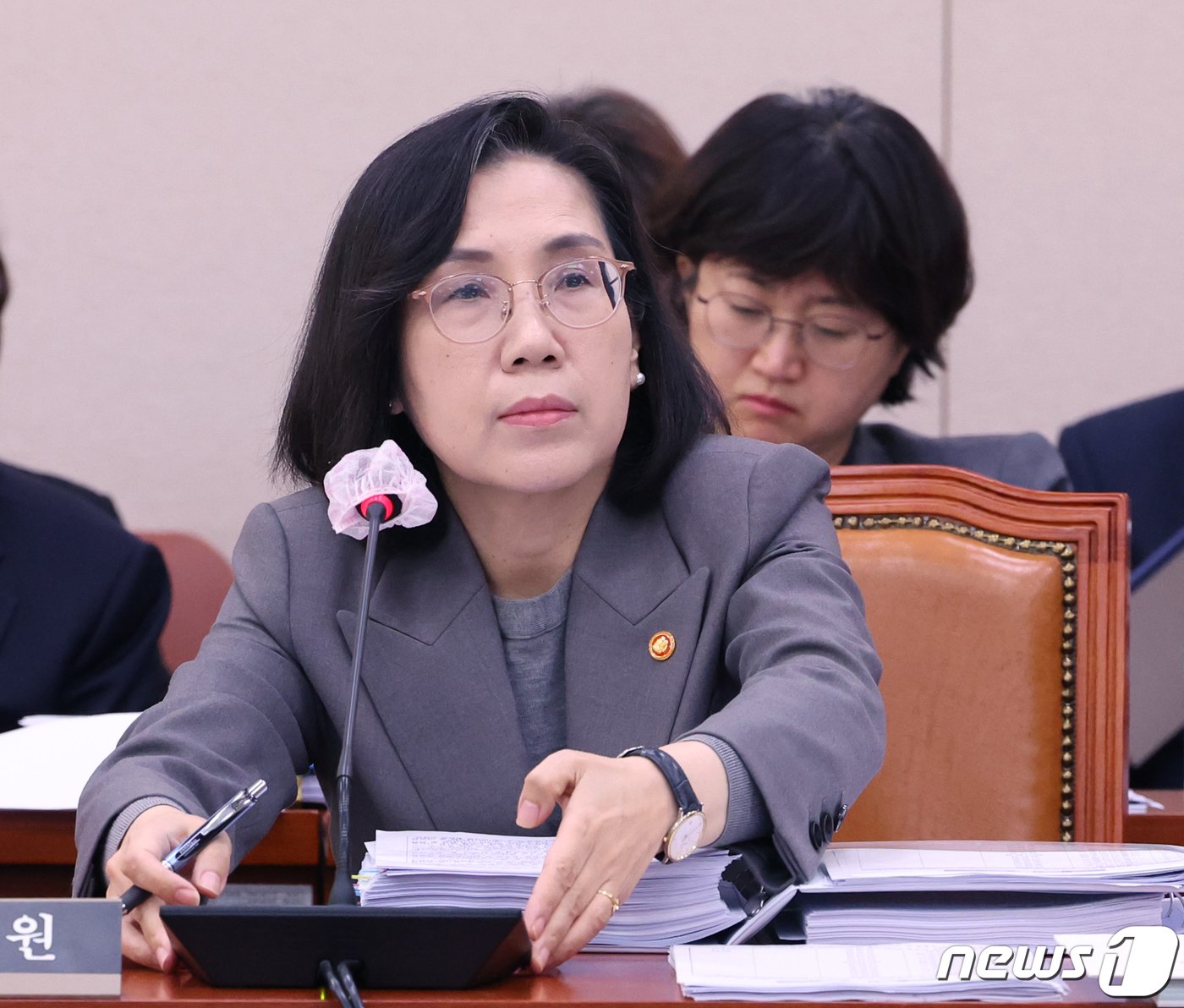 본문 이미지 - 김현숙 여성가족부 장관이 2일 서울 여의도 국회에서 열린 여성가족위원회의 여성가족부에 대한 국정감사에서 마이크를 옮기고 있다. 2023.11.2/뉴스1 ⓒ News1 송원영 기자