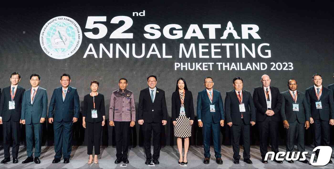 10월31일~11월2일 태국에서 열린 '제52차 아시아 국세청장회의(SGATAR)'에서 김창기 국세청장(왼쪽 두번째)을 비롯한 아시아 각국 대표들이 기념촬영을 하고 있다(국세청 제공). 2023.11.02/뉴스1