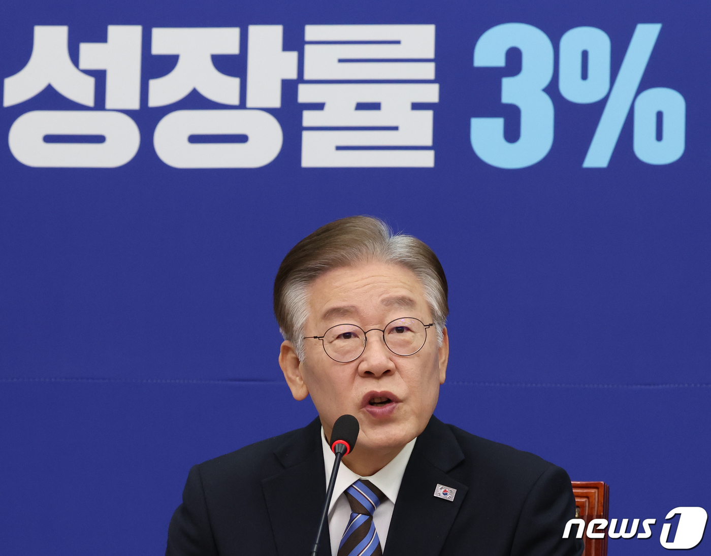 (서울=뉴스1) 송원영 기자 = 이재명 더불어민주당 대표가 2일 서울 여의도 국회에서 민생경제 관련 기자회견을 하고 있다. 2023.11.2/뉴스1