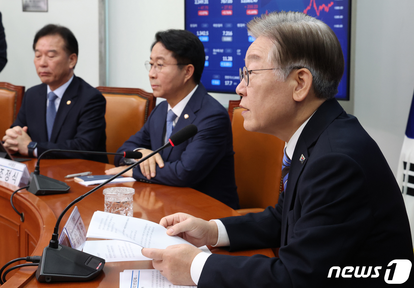 (서울=뉴스1) 송원영 기자 = 이재명 더불어민주당 대표가 2일 서울 여의도 국회에서 민생경제 관련 기자회견을 하고 있다. 2023.11.2/뉴스1