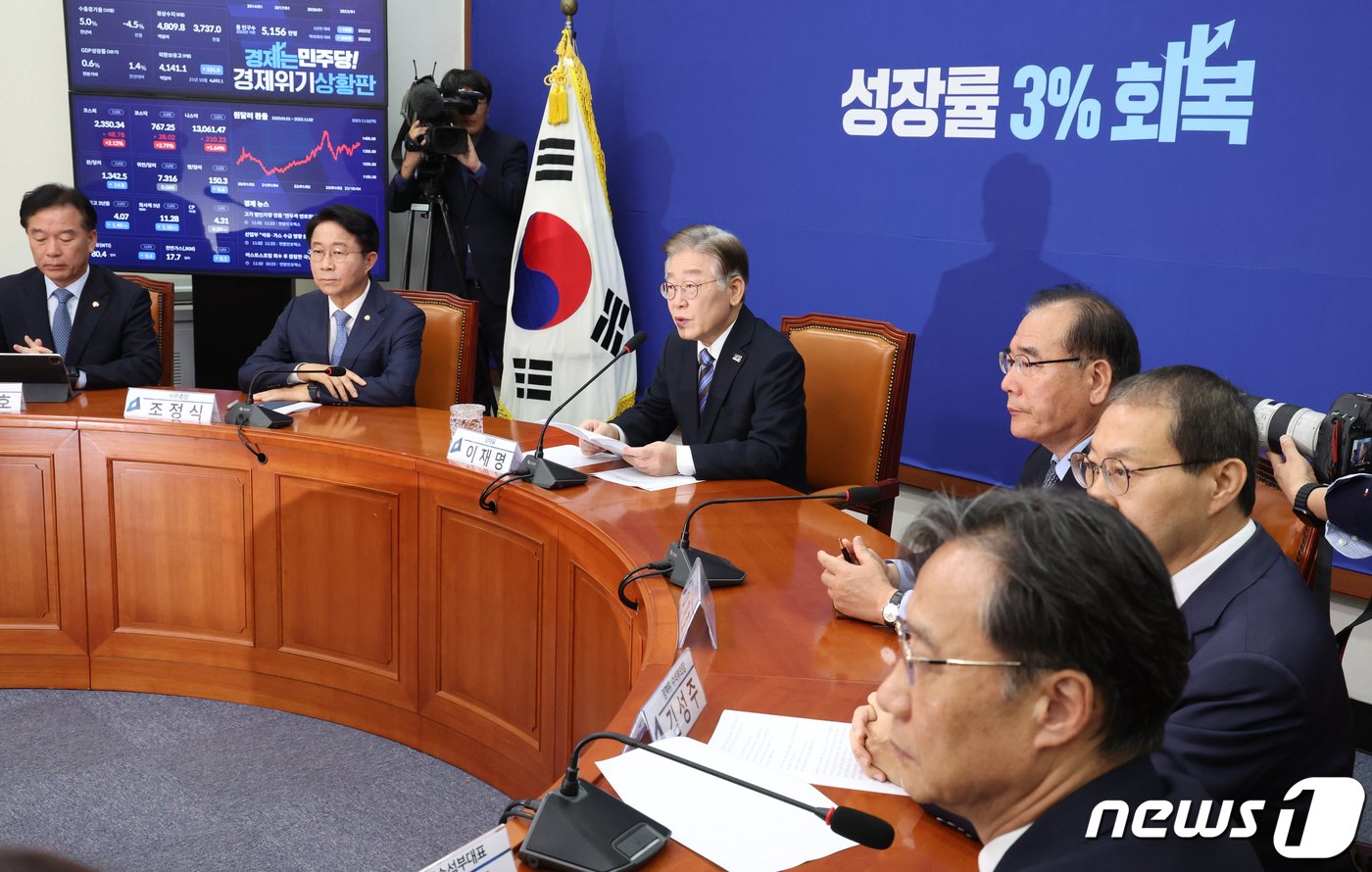 본문 이미지 - 이재명 더불어민주당 대표가 2일 서울 여의도 국회에서 민생경제 관련 기자회견을 하고 있다. 2023.11.2/뉴스1 ⓒ News1 송원영 기자