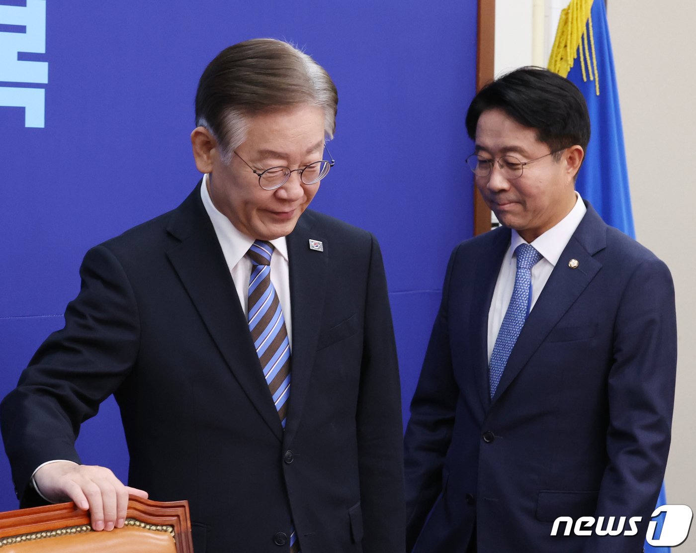 본문 이미지 - 이재명 더불어민주당 대표와 조정식 사무총장이 2일 서울 여의도 국회에서 열린 민생경제 관련 기자회견에 참석하고 있다. 2023.11.2/뉴스1 ⓒ News1 송원영 기자