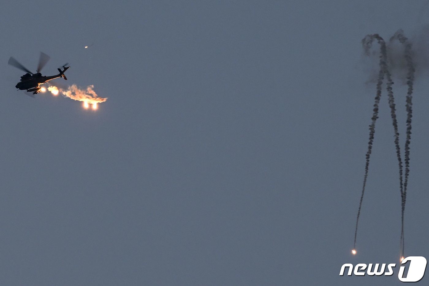 (가자 AFP=뉴스1) 우동명 기자 = 1일(현지시간) 팔레스타인 무장 정파 하마스와 전쟁 중인 이스라엘 육군 헬기가 가자 지구를 향해 발사를 하고 있다. 2023.11.02ⓒ A …