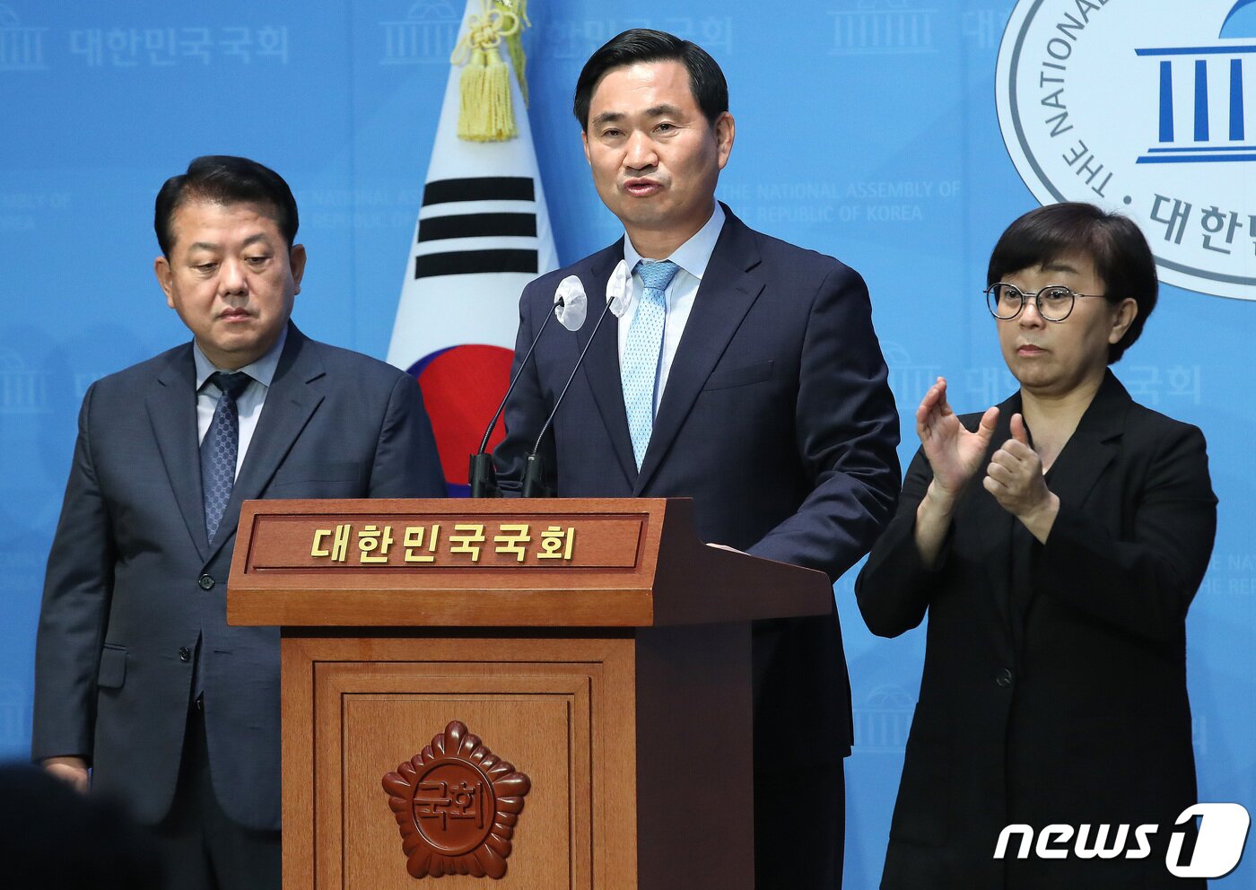 본문 이미지 - 김도균 전 수도방위사령관이 2일 오전 서울 여의도 국회 소통관에서 기자회견을 갖고 제22대 총선 출마 선언을 하고 있다. 왼쪽은 더불어민주당 김병주 의원. 2023.11.2/뉴스1 ⓒ News1 임세영 기자